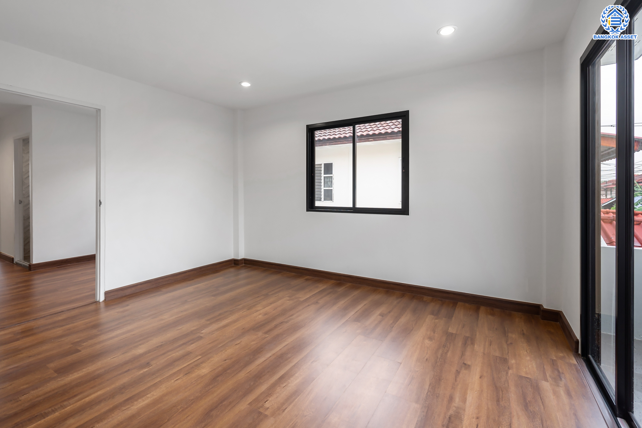 บ้านมืองสองตกแต่งใหม่ ม.พระปิ่น 2 บรมราชชนนี บ้านพร้อมอยู่ หลังใหญ่ บนเนื้อที่ 25.6 ตร.ว. ฟังก์ชัน 2 ห้องนอน 2 ห้องน้ำ 1 ที่จอดรถ บนทำเลศักยภาพ เดินทางสะดวก เชื่อมต่อถ.บรมราชชนนี, ถ.ศาลาธรรมสพ ใกล้ม.มหิดล และจุดขึ้นทางด่วน "ศรีรัช"